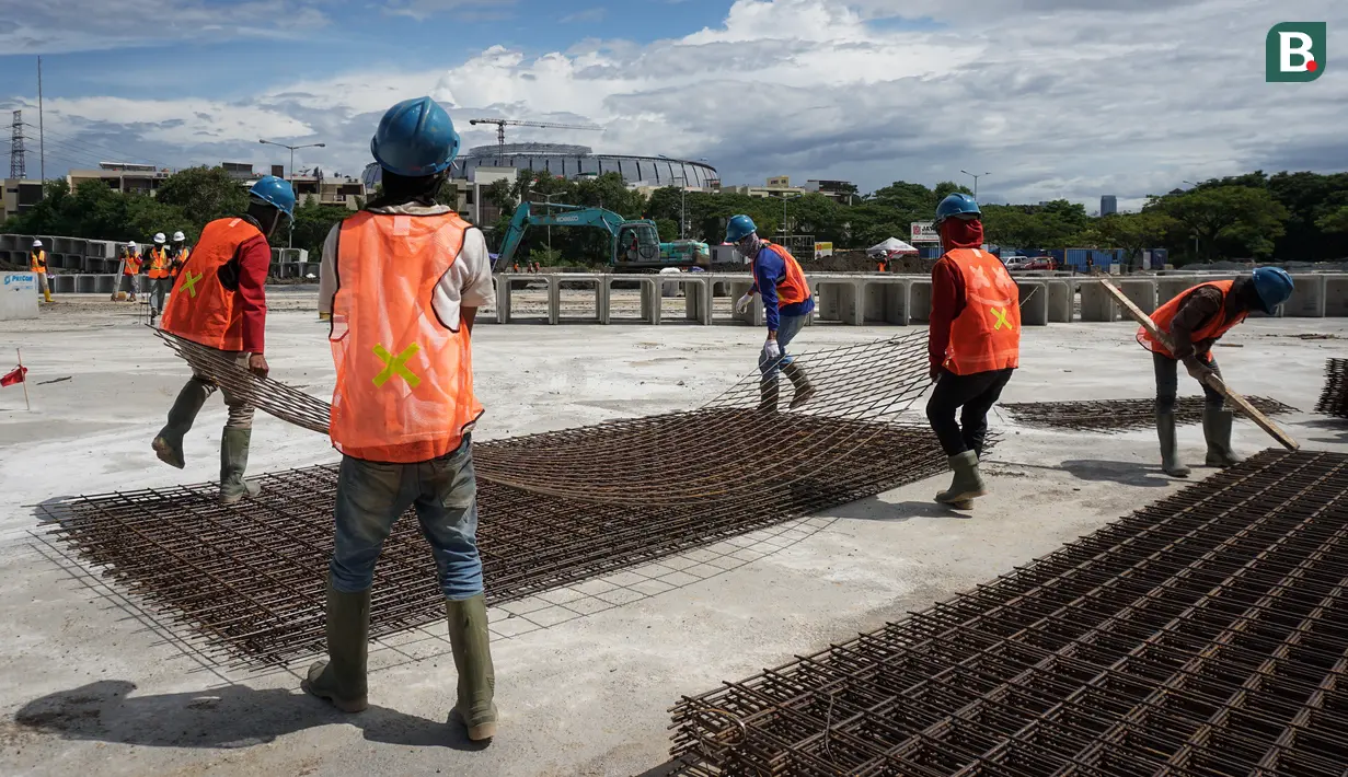 Aktivitas pekerja proyek pembangunan Sirkuit Formula E di kawasan Taman Impian Jaya Ancol, Jakarta Utara, Minggu (06/03/2022). Progres sirkuit sudah mencapai 52 persen pada hari ke-32 dan ditargetkan akan selesai pada bulan April 2022. (Bola.com/Bagaskara Lazuardi)