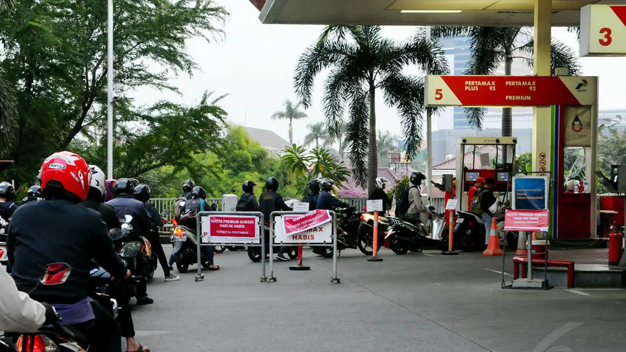 BBM Bersubsidi Langka, Warga Antre di SPBU