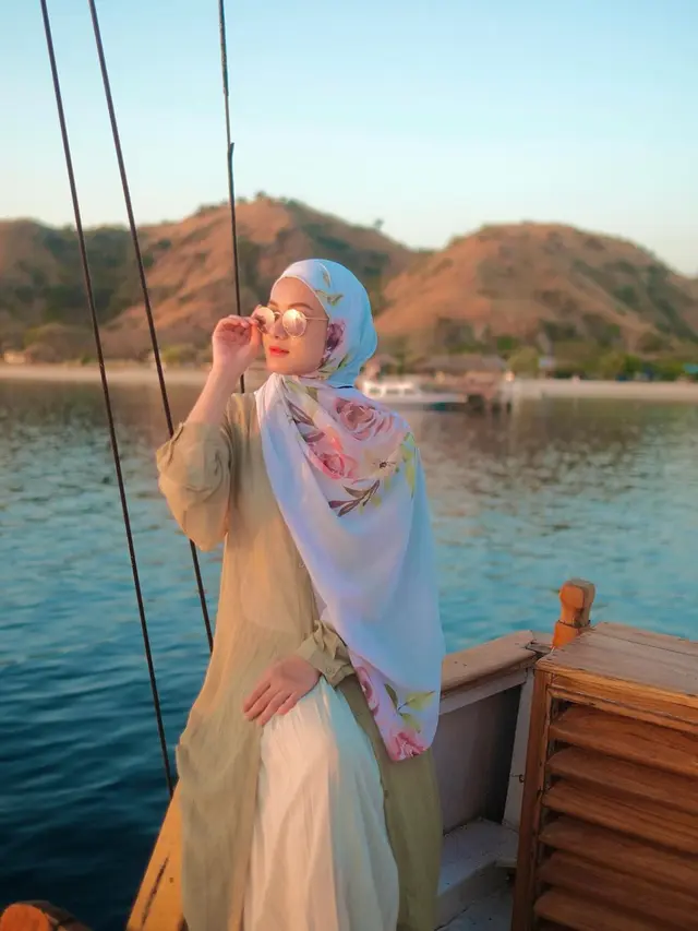6 Gaya Simpel Dinda Hauw saat Honeymoon, Tetap Memesona