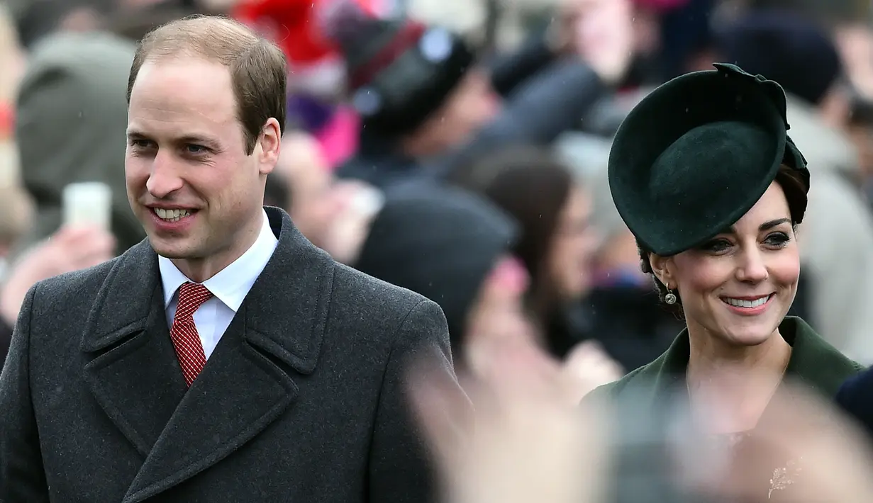 Kate Middleton tersenyum sambil berjalan bersama suaminya, Pangeran William usai mengikuti Misa Natal bersama keluarga kerajaan di Gereja St. Mary Magdalene di Sandringham, Inggris, (25/12/2015). (AFP/BEN STANSALL)
