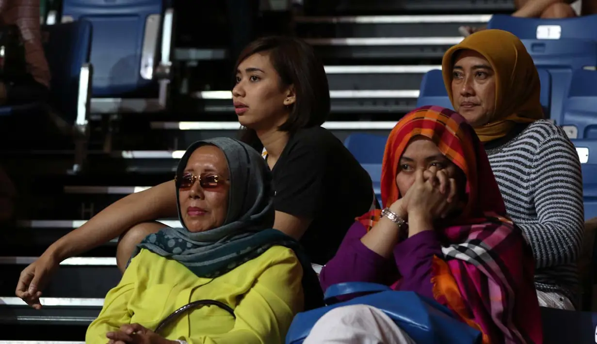 Yolla Yuliana dan keluarganya sempat tegang saat menonton tim basket putra Indonesia bertanding di semi final. (Bola.com/Arief Bagus)