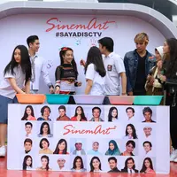 Para pemeran dari empat sinetron baru Anak Sekolahan, Anak Langit, Berkah Cinta, dan Orang-orang Kampung Duku antusias menyapa para penggemarnya. Yang sejak lama memadati arena diselenggarakan acara. (Adrian Putra/Bintang.com)