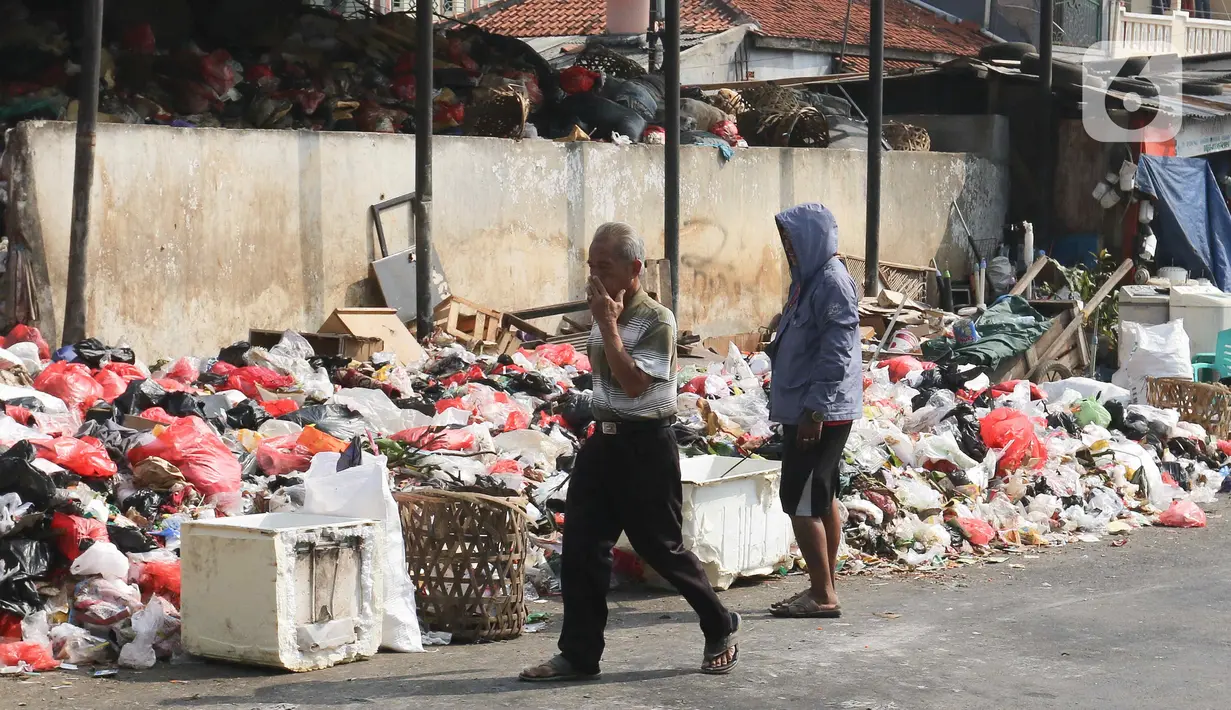 Bau tak sedap yang ditimbulkan tumpukan sampah ini juga membuat pengguna jalan yang melintas menutup hidungnya. (Liputan6.com/Herman Zakharia)
