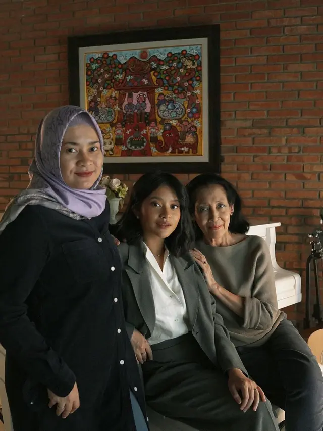 Adira Kania diapit oleh Ikke Nurjanah dan Lestari Sediastuti (https://www.instagram.com/p/CSUCa-yB5y4/)