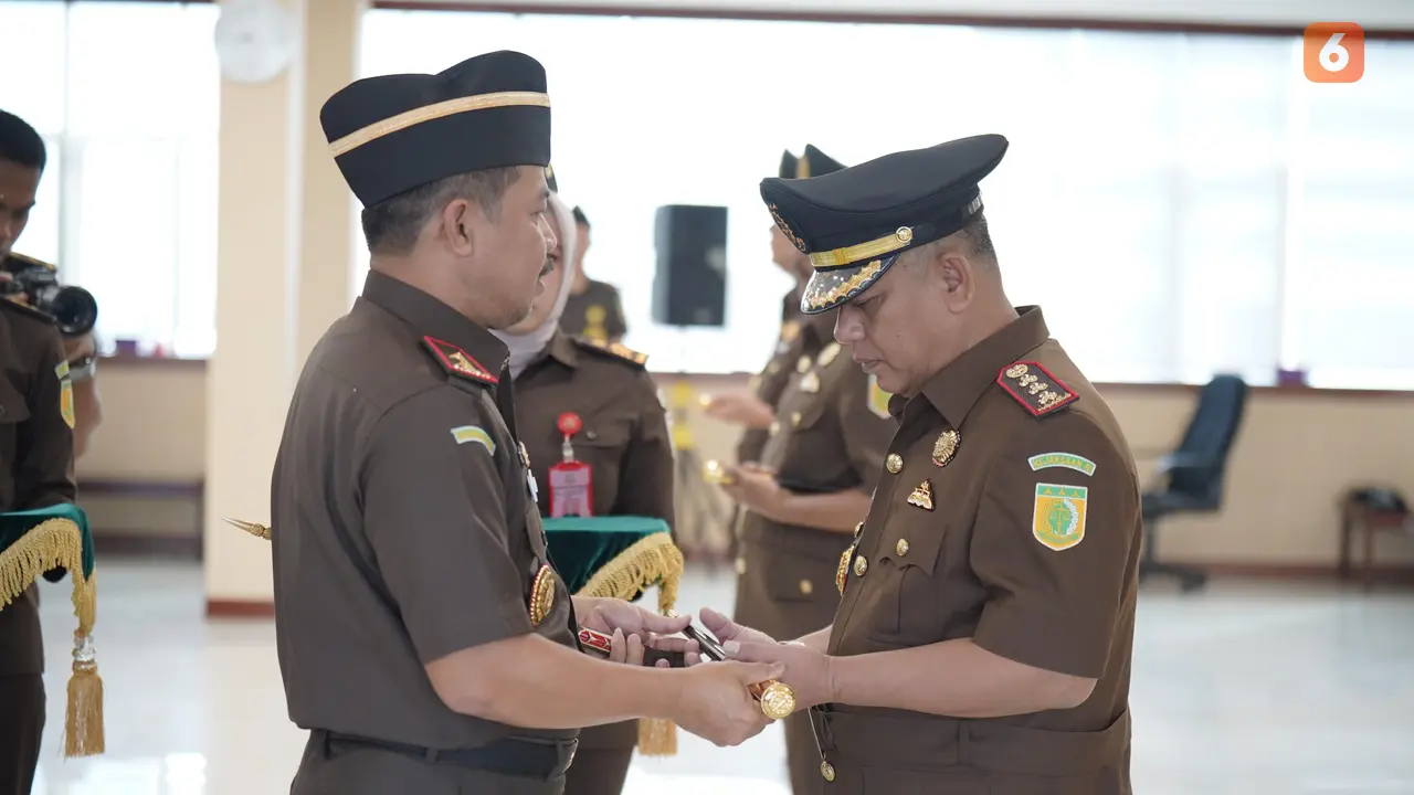 Kajati Sulsel Agus Salim melantik tiga Kajari di Sulsel (Liputan6.com/Eka Hakim)