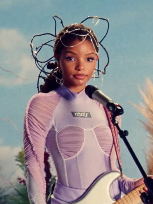Halle Bailey saat tampil membawakan lagu "Baby Girl" secara live pada Desember 2020. Foto ini membuktikan bahwa suara merdu Halle patut dinantikan para pecinta film Hollywood meskipun ada juga yang mengaku tak suka dengan penampilan sang aktris. (Alfred Marroquin - Vimeo via Wikimedia Commons)