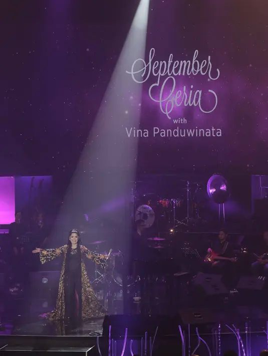 Sudah menjadi yang ke sekian kalinya, VIna Panduwinata menggelar konser tunggalnya. Pada 8 September 2017 lalu, konser yang digelar di Balai Sarbini, kawasan Semanggi, Jakarta Selatan, bertajuk September Ceria. (Nurwahyunan/Bintang.com)