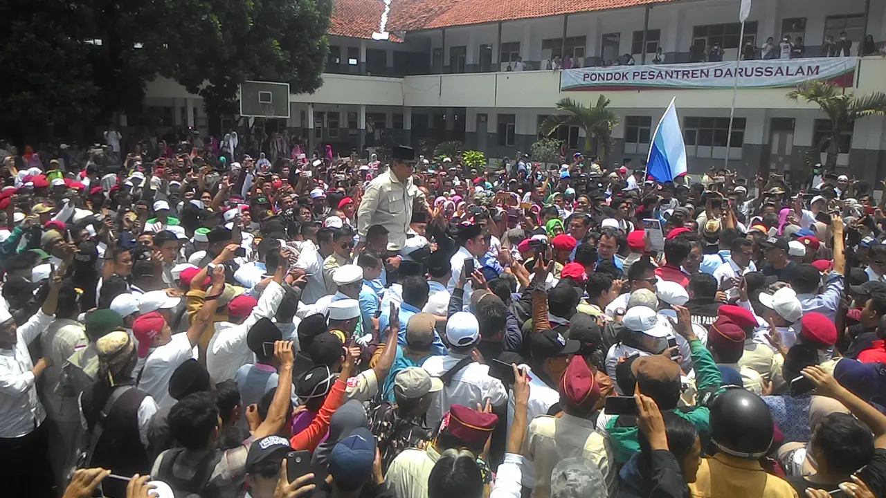 Ribuan massa pendukung Prabowo di Garut mengelukan kedatangan capres nomor dua itu siang tadi