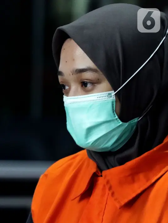 Tersangka Nur Afifah Balqis usai menjalani pemeriksaan lanjutan di Gedung KPK, Jakarta, Senin (14/2/2022). Nur Afifah Balqis diduga berperan mengelola uang dalam kasus dugaan suap yang melibatkan Bupati Penajam Paser Utara, Kalimantan Timur, Abdul Gafur Mas'ud. (Liputan6.com/Helmi Fithriansyah)