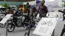 Sepeda listrik dipamerkan pada Hari Listrik Nasional di JCC, Jakarta, Rabu (9/10/2019). Acara ini diisi dengan seminar serta pameran produk terkini terkait listrik 4.0 termasuk mobil dan sepeda motor listrik. (Liputan6.com/Angga Yuniar)