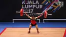 Lifter Indonesia Eko Yuli Irawan saat berlaga dalam cabang angkat besi putra nomor 62 kg SEA Games 2017 Kuala Lumpur, Malaysia, Senin (28/8). Eko Yuli memperoleh medali perak dengan total angkatan 306 kg. (Liputan6.com/Faizal Fanani)