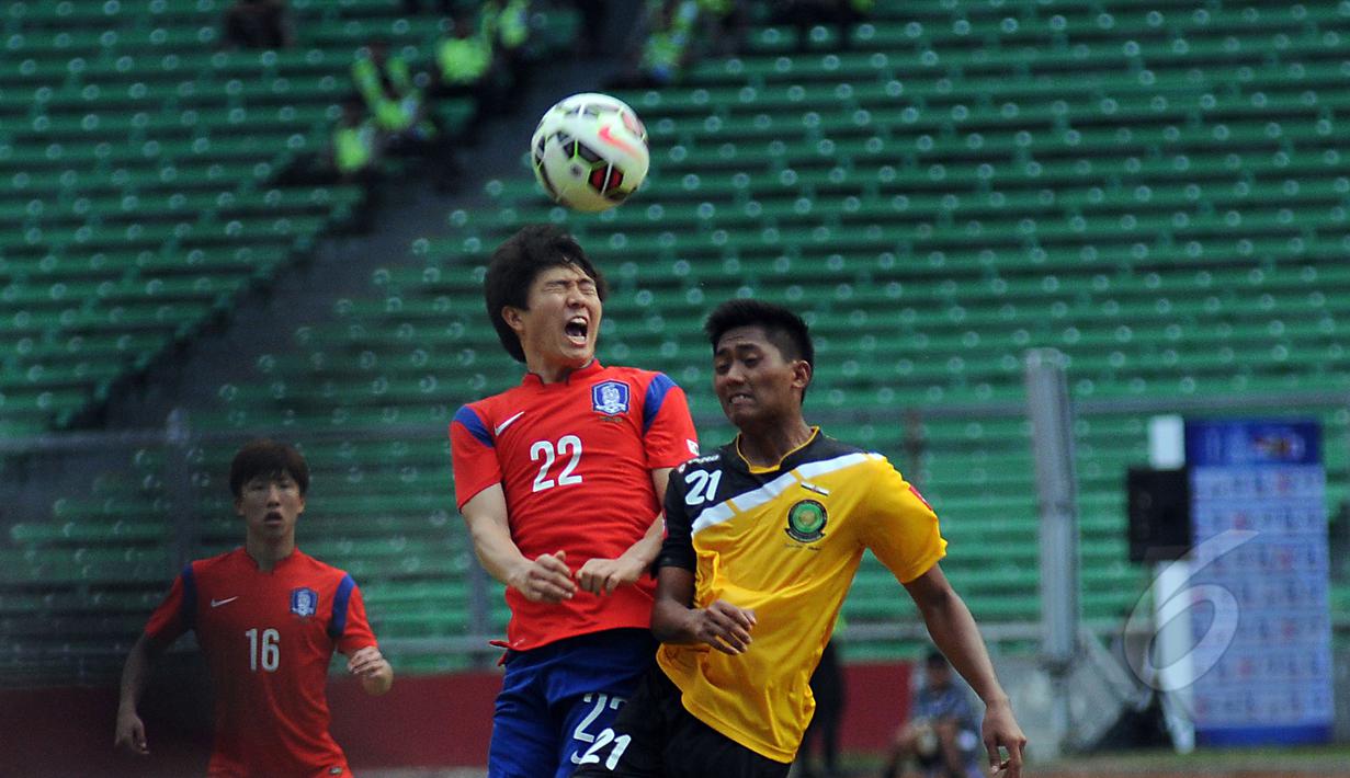 ek Korea Selatan U-23, Kwon Changhoon (tengah) berebut bola dengan Mohd Shafie Bin H Mohd Effendy (Brunei Darussalam) saat laga kualifikasi grup H Piala Asia 2016 di Stadion GBK, Jakarta, (27/3/2015). (Liputan6.com/Helmi Fithriansyah)