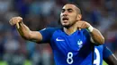 Gelandang Prancis, Dimitri Payet melakukan selebrasi usai mencetak gol kegawang Albania pada pertandingan Grup A Piala Eropa 2016 Stade Velodrome, Marseille, Prancis, Kamis (16/6). Prancis menang atas Albania dengan skor 2-0. (REUTERS/Eddie Keogh)