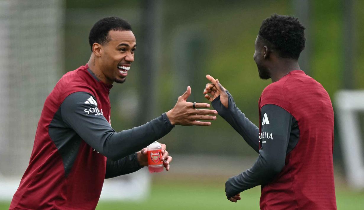 Sebagai catatan, Arsenal datang ke laga ini dengan kepercayaan diri tinggi. Tampak dalam foto, bek Arsenal asal Brasil, Gabriel Magalhaes (kiri) dan Bukayo Saka saat menghadiri sesi latihan tim di London Colney, utara London, pada Senin 4 Mei 2026. (Glyn KIRK/AFP)