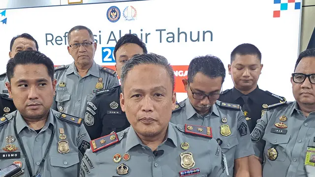 Kepala Kantor Imigrasi Kelas I Khusus TPI Soekarno Hatta, Subki Muildi (tengah depan)
