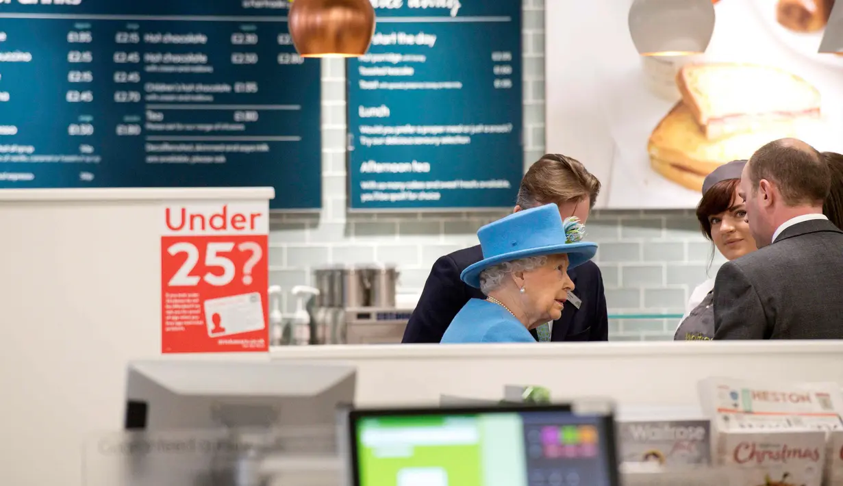 Ratu Elizabeth II berbincang dengan karyawan pasar swalayan Waitrose pada kunjungannya ke kota Poundbury, Inggris (27/10). (Reuters/Justin Tallis)