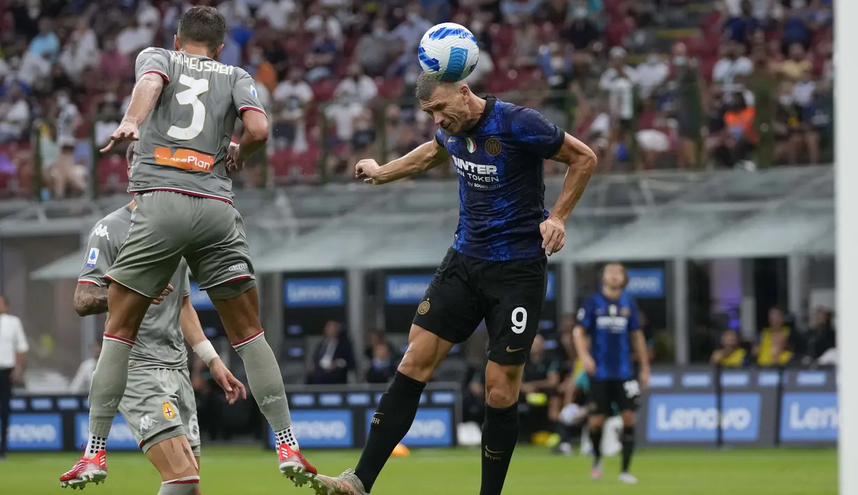 Rekrutan kedua anyar Inter Milan yang menghasilkan gol dalam laga debutnya adalah Edin Dzeko yang dibeli dari AS Roma. Dirinya pun berhasil menggetarkan gawang Genoa  pada menit ke-87. (Foto: AP/Antonio Calanni)