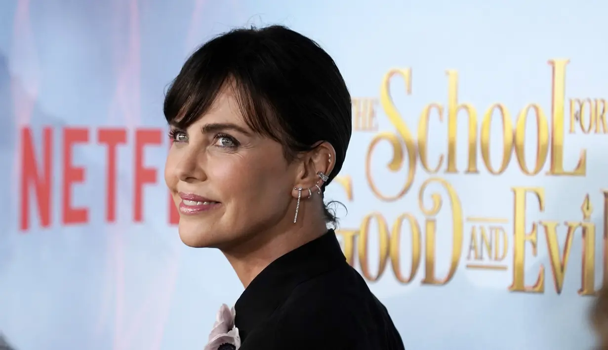 Charlize Theron berpose saat tiba untuk pemutaran perdana film "The School for Good and Evil" di Regency Village Theatre di Los Angeles, California pada 18 Oktober 2022. Theron berjalan di sepanjang karpet merah dengan sepasang sepatu bot setinggi lutut renda hitam yang dikenakan dengan stoking jala hitam klasik. (AP Photo/Chris Pizzello)