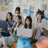 NewJeans, grup perempuan asal Korea Selatan yang terdiri dari 5 orang ini sedang menjadi perbicangan umum. Baru saja mengumumkan kolaborasi terbaru dengan McDonald's, NewJeans memang terkenal dengan lagu-lagu mereka dan paras ayu nan rupawan, serta pilihan outfit dari setiap member yang kemudian menjadi viral. Mari kita simak di sini beberapa gaya fashion yang kembali dipopulerkan oleh NewJeans. Foto: Instagram.