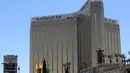 Sebuah jendela di lantai 32 Mandalay Bay Hotel and Casino pecah usai penembakan brutal di Las Vegas, Senin (2/10). Dengan adanya insiden penembakan dari lantai 32 Mandalay Bay, sedikit banyak akan mempengaruhi citra hotel ikonik ini sendiri. (AP Photo)