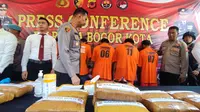 Polresta Bogor menangkap bandar ganja yang beroperasi di kampung tangguh bebas narkoba. (Liputan6.com/Achmad Sudarno)