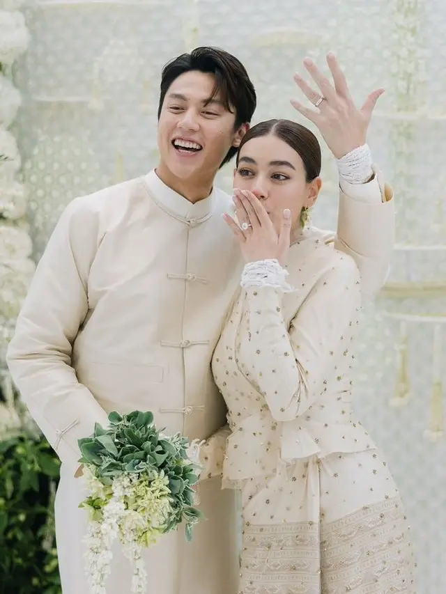 Pertunangan Aktris Kimberley Anne dan Mark Prin Kental budaya Thailand yang baru terungkap. [@mark_prin]