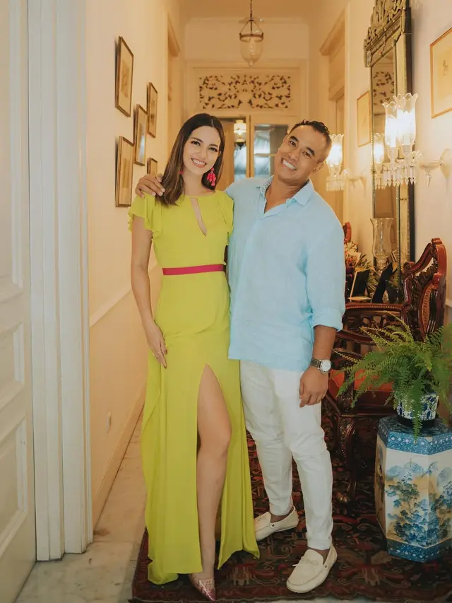 Dress Panjang Belah Samping Nia Ramadhani (Foto: Instagram @ramadhaniabakrie))
