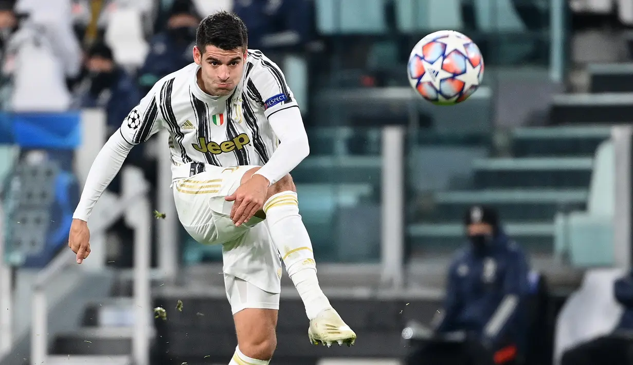 Di posisi ketiga ditempati oleh tujuh pemain yang masing-masing mencetak 6 gol. Alvaro Morata. Striker Juventus asal Spanyol berusia 28 tahun ini mencetak 6 gol dari 8 laga. Langkah Juventus terhenti di babak 16 besar usai kalah dari FC Porto. (AFP/Vincenzo Pinto)