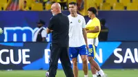 Momen pelatih Al Nassr, Stefano Pioli bersama Cristiano Ronaldo. (Fayez NURELDINE / AFP)