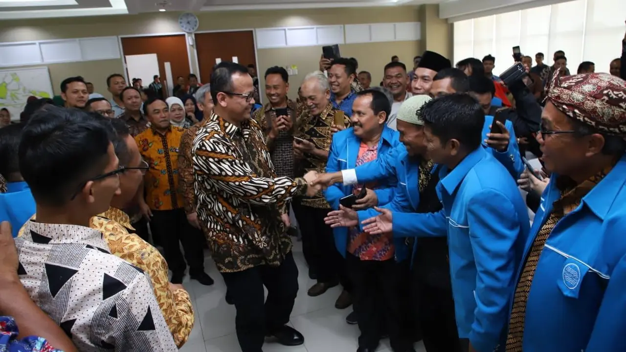 Menteri Kelautan dan Perikanan Edhy Prabowo menghadiri dialog dan focus group discussion (FGD) bersama Pusat Pelatihan Mandiri Kelautan dan Perikanan (P2MKP) di Kantor Kementerian Kelautan dan Perikanan (KKP).