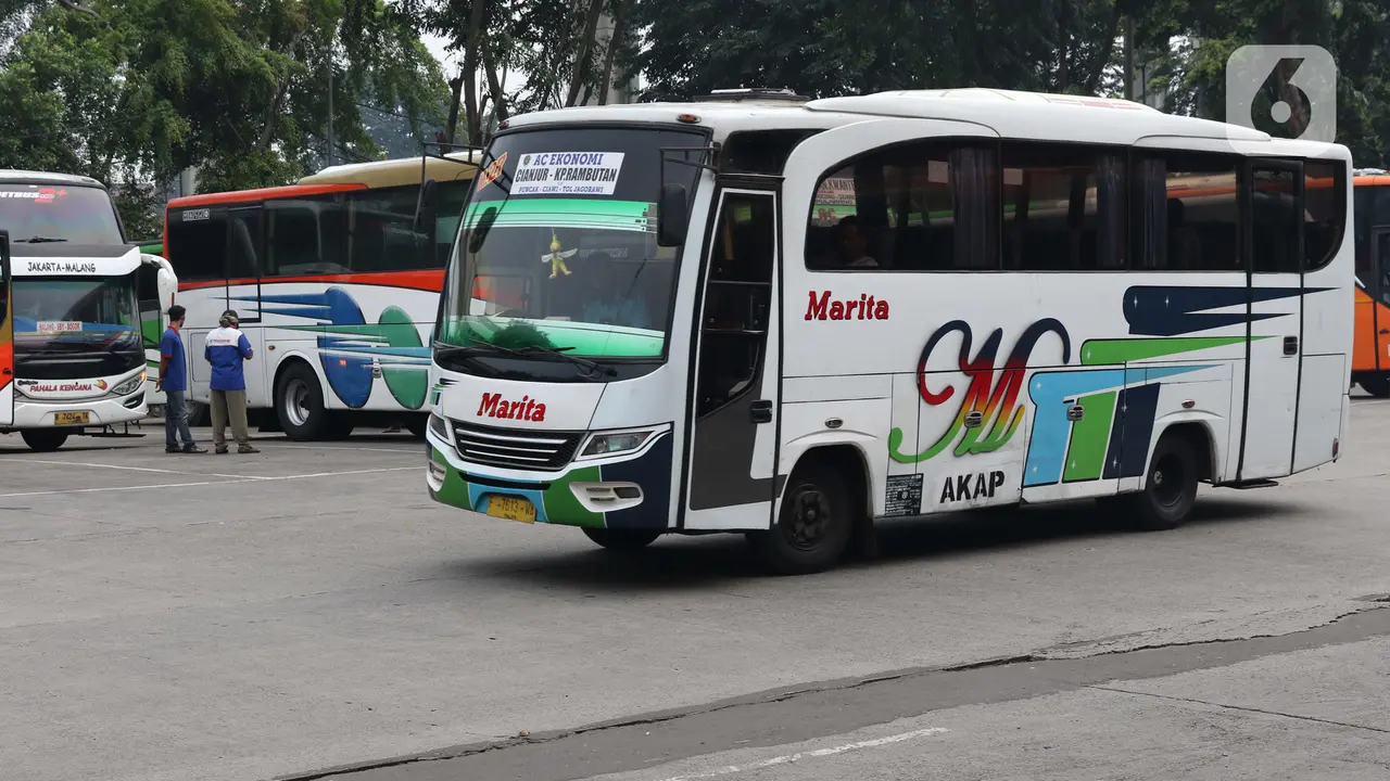 FOTO: Dishub DKI Jakarta Hentikan Sementara Layanan Bus AKAP
