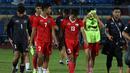 Para pemain Timnas Indonesia U-23 berjalan meninggakan lapangan usai dikalahkan Thailand 0-1 lewat perpanjangan waktu. (Bola.com/Ikhwan Yanuar)