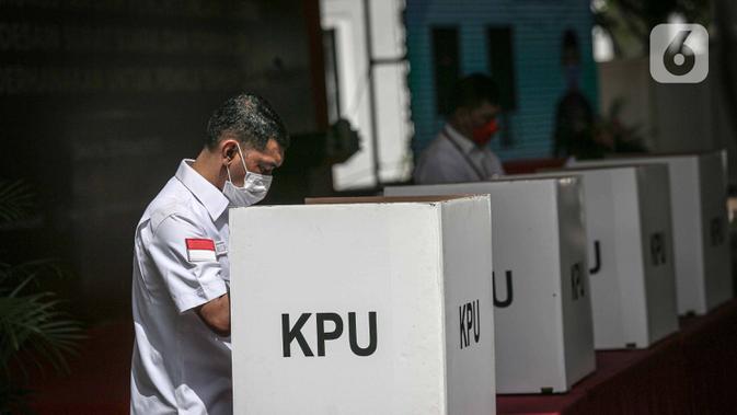 Petugas melakukan pencoblasan surat suara saat simulasi Pemilu 2024 di Kantor KPU RI, Jakarta, Selasa (22/3/2022). Simulasi digelar untuk memberikan edukasi kepada masyarakat terkait proses pemungutan dan penghitungan suara pemilu serentak tahun 2024. (Liputan6.com/Faizal Fanani)