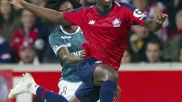 Penyerang Lille, Nicolas Pepe menggiring bola saat bertanding melawan Nantes pada Liga Prancis di stadion Lille Metropole, Prancis pada 22 September 2018. Pemain Pantai Gading itu diboyong dengan harga 72 juta paun atau sekitar Rp 1,2 triliun. (AP Photo/Michel Spingler)