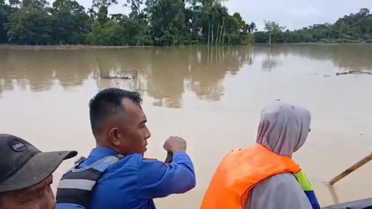 Proses penyelamatan lansia korban banjir di Aceh