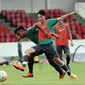 Jack Brown (kanan) berebut bola saat latihan seleksi Timnas Indonesia U-19 di Lapangan Atang Sutresna, Jakarta, Kamis (6/4). 14 pemain yang pernah berlaga di luar negeri mengikuti seleksi masuk Timnas Indonesia U-19. (Liputan6.com/Helmi Fithriansyah)