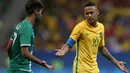 Ekspresi kecewa Neymar saat berbincang dengan dengan gelandang Irak, Alaa Ali saat  pertandingan di cabang olahraga sepakbola putra Olimpiade Rio de Janeiro 2016 di Stadion Mane Garrincha, Senin (8/8). (REUTERS/Ueslei Marcelino)