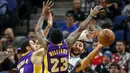 Pemain Minnesota Timberwolves, Ricky Rubio (kanan) mencoba keluar dari hadangan para pemain Los Angeles Lakers pada laga NBA basketball game di Minneapolis, (13/11/2016). Timberwolves menang 125-99. (AP/Bruce Kluckhohn)