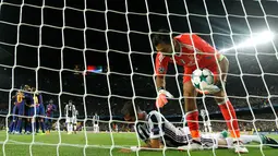 Pemain Juventus, Paulo Dybala berekasi setelah Barcelona mencetak gol ke gawang mereka pada babak penyisihan Grup D Liga Champions di Camp Nou, Selasa (13/9). Barcelona melibas Juventus dengan skor telak 3-0. (AP Photo/Manu Fernandez)