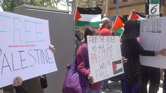 Ratusan warga AS turun ke jalan menggelar aksi dukungan untuk Palestina, setelah  puluhan warga Palestina tewas ditembaki tentara Israel.