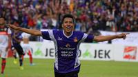 Striker Persik, Bima Ragil, menyumbang gol untuk kemenangan atas Mojokerto Putra 1-0 di Stadion Brawijaya, Kediri, Selasa (1/8/2017). (Bola.com/Robby Firly)