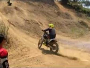 Billy Syahputra dengan motor trailnya mencoba untuk mendaki bukit tanah kering. (Foto: Instagram/@bilsky16)