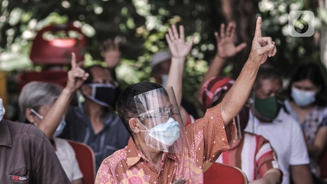 Warga lansia mengacungkan jari saat mengikuti vaksinasi Covid-19 di Puskesmas Kecamatan Cilincing, Jakarta, Selasa (23/2/2021). Untuk pendaftaran, warga lansia dapat melalui website Kemenkes RI atau datang langsung ke puskesmas terdekat. (merdeka.com/Iqbal S. Nugroho)