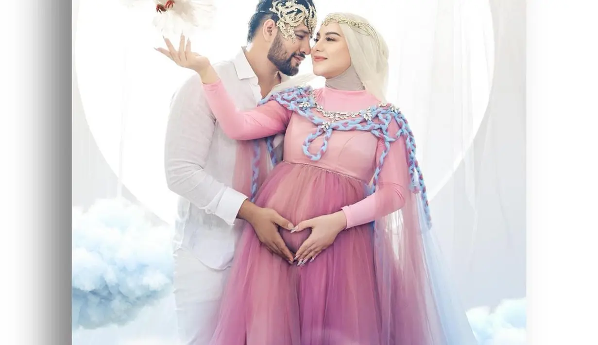 Irish Bella mengenakan busana serba pink sementara Ammar Zoni memakan pakaian serba putih. Keduanya berpose mesra dengan seekor merpati putih. (Foto: Instagram/ bellyiverzon)