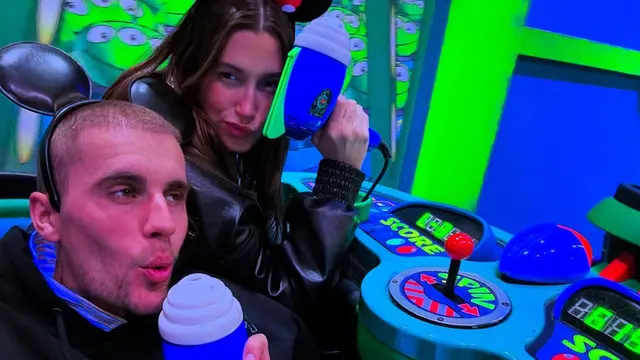 Justin Bieber dan Hailey liburan di Disneyland (Foto: Instagram @justinbieber)