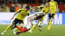Gelandang AS Monaco, Tiemoue Bakayoko, berebut bola dengan gelandang Borussia Dortmund, Shinji Kagawa. Pada laga tersebut AS Monaco memakai skema 4-4-2 sementara Borussia Dortmund dengan formasi 3-4-2-1. (AP Photo/Claude Paris)