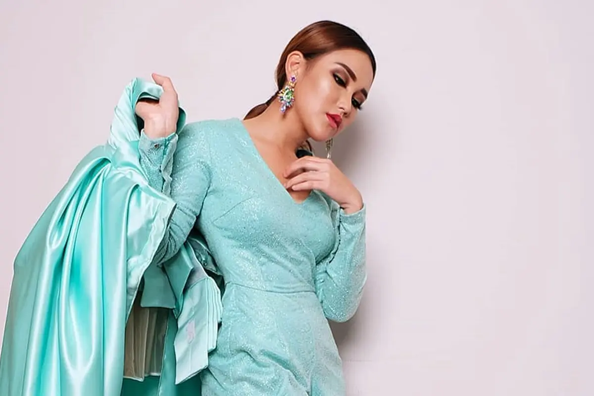 Gaya Mempesona Ayu Ting Ting dengan Gaya Retro dalam Sesi Pemotretan