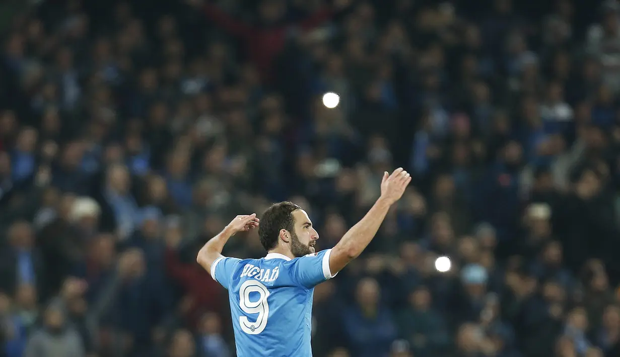 Pemain Napoli Gonzalo Higuain merayakan golnya ke gawang Inter Milan pada lanjutan liga Italia Serie A di Stadion San Paolo, Naples,Selasa(1/12/2015) dini hari WIB. Napoli menang 2-1. (REUTERS/Ciro De Luca) 