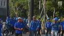 Pasukan biru dari Dinas Sumber Daya Air mengikuti Gebyar Gerebek Kebersihan di sepanjang Jalan Sudirman-Thamrin, Rabu (18/7). Sebanyak 1.200 peserta mengikuti kegiatan berupa pengecetan jalan protokol menyambut Asian Games 2018. (Merdeka.comImam Buhori)