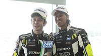 Valentino Rossi dan Sean Gelael usai meraih podium ketiga 24H Dubai di Dubai Autodrome, Uni Emirat Arab, Sabtu (14/05/2023) hingga Minggu. (Istimewa)